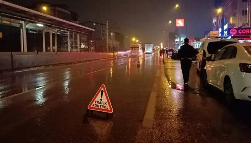 Bursa'da Güvenlik Önlemi Alan Polisle Kamyonet Arasında Feci Kaza