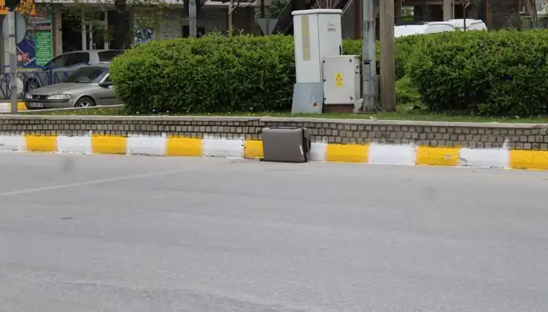 Minibüsten Düşen Valiz, Polisi ve Vatandaşları Telaşlandırdı