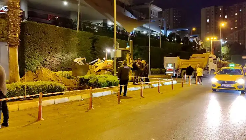 Doğalgaz Paniği AVM Girişinde Yüzlerce Kişiyi Telaşlandırdı!