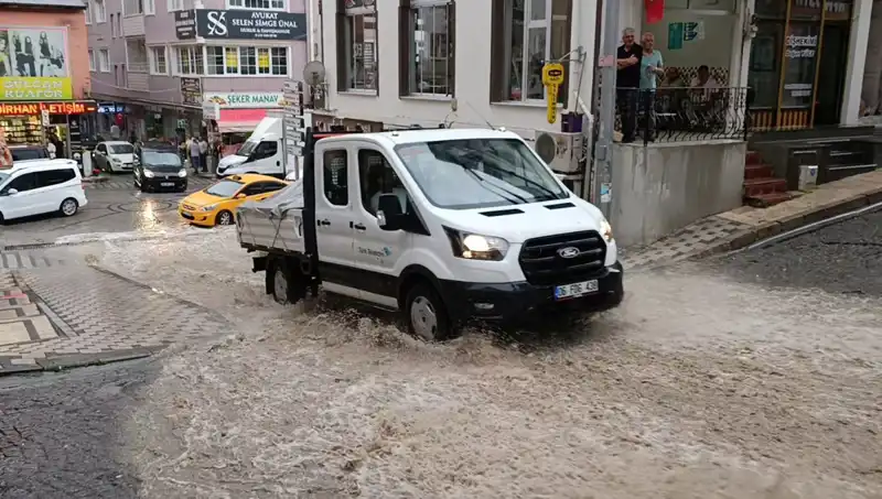 10 Dakikada Yaşanan Sağanak, Şehirleri Su Altında Bıraktı!