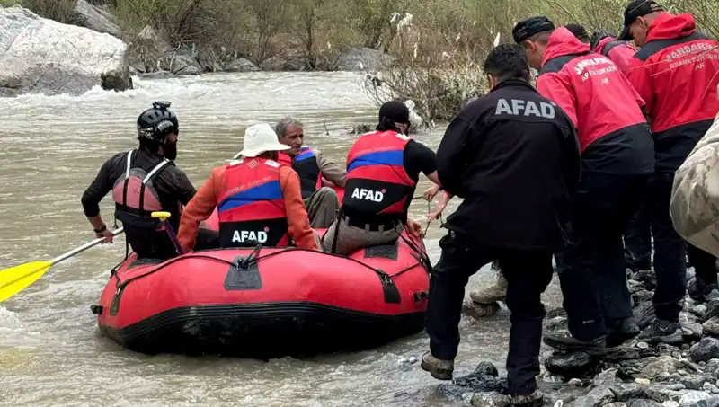 Zap Suyu'nda Mahsur Kalan 4 Kişi Kurtarıldı: Dram dolu saatler!