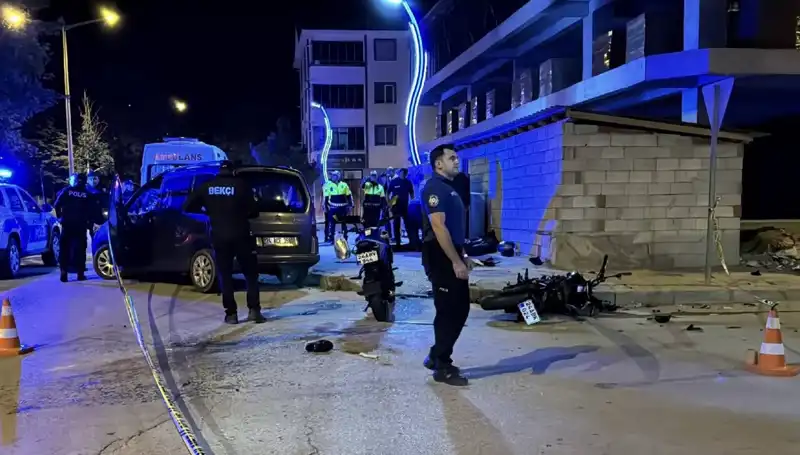 Motosikletle Otomobil Çarpıştı: 2 Genç Hayatını Kaybetti
