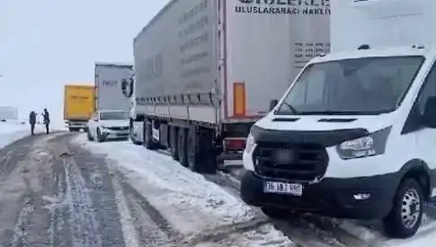 Kars-Ardahan Karayolunda Yoğun Kar Yağışı, TIR'lar Kara Saplandı