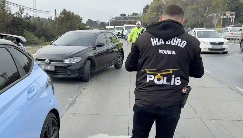 Emniyet Şeridini İhlal Eden Sürücü, Beklenmedik Şekilde Suç Ortaya Çıkardı