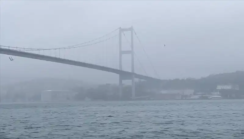 İstanbul Boğazı'nda Gemi Trafiğine Sis Engeli: Seferler Askıya Alındı