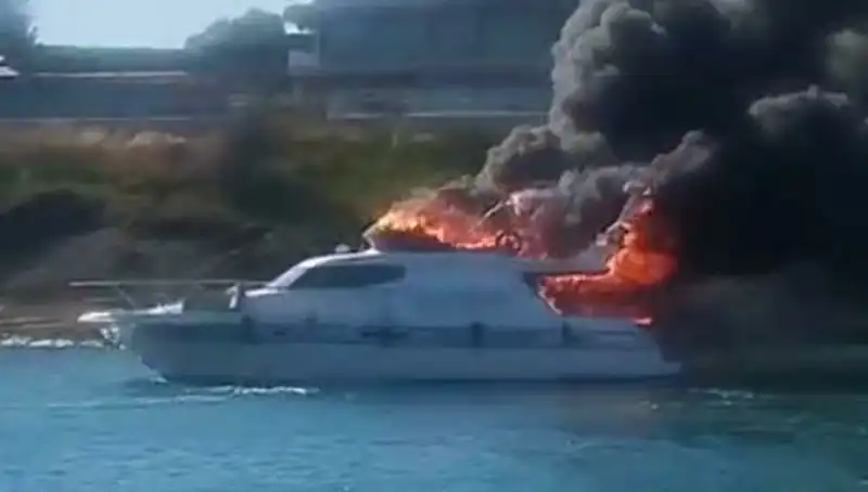 Çeşme Marina'da Yangın: Motoryat Küller Haline Geldi!